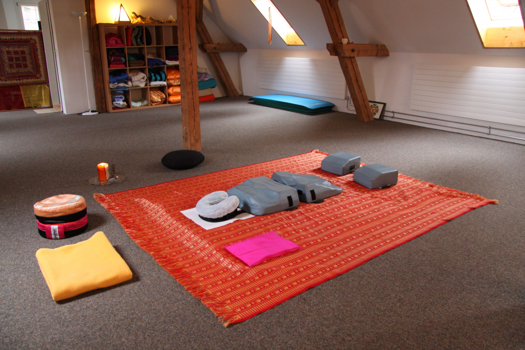 Yoga Shiatsu Fussreflexzomnnen massage Center : Schockoladenweg 10, St.Gerogen, St.Gallen www.yogawelt.com www.zendvd.net</title>